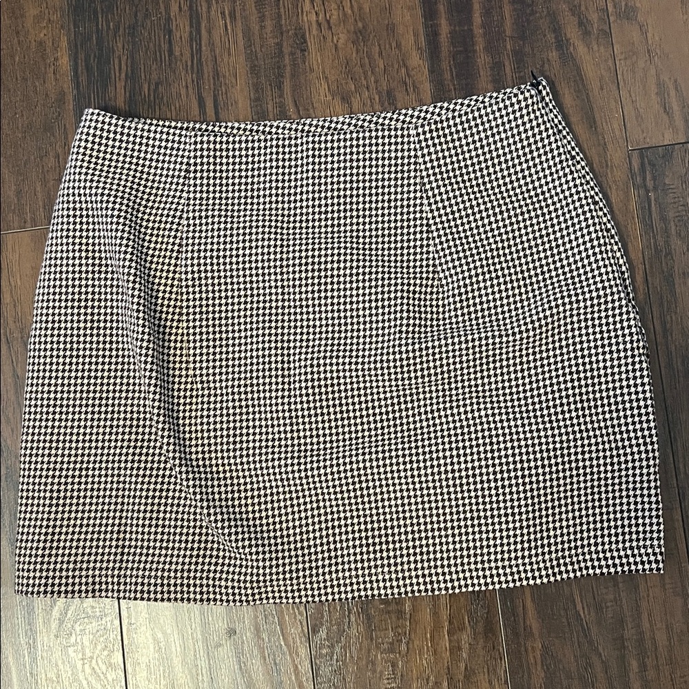 Super cute comfortable skirt. Worn once only - Picture 3 of 3